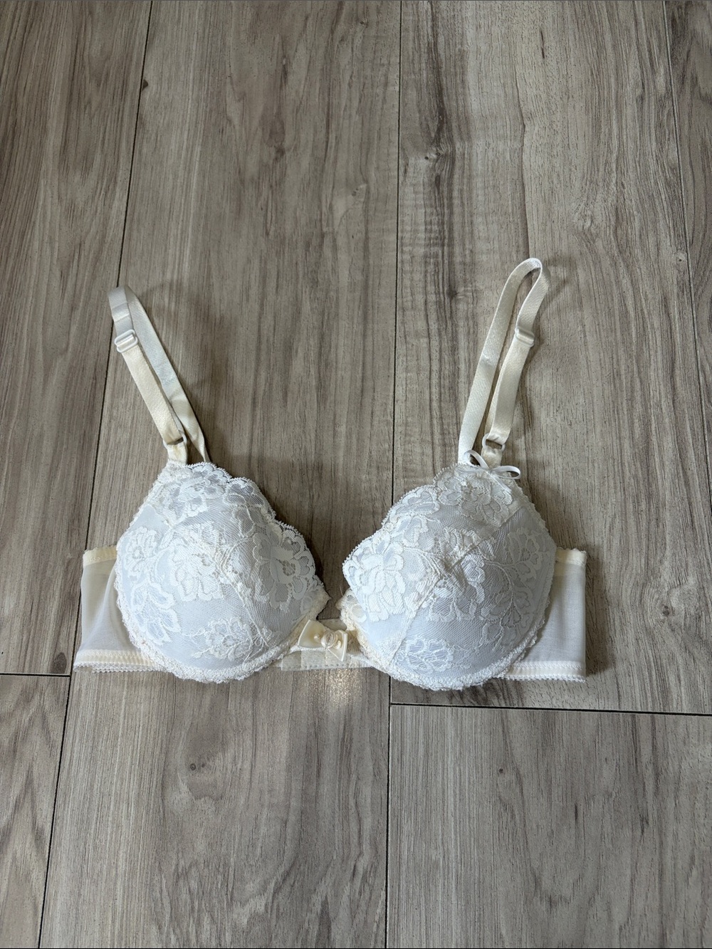 Oscar de la Renta Ivory Lace Underwire Bra